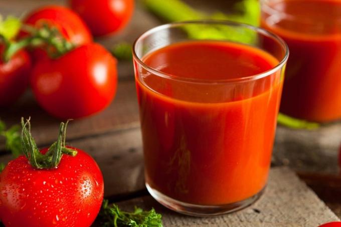 Apa manfaat dari jus tomat dan kepada siapa itu mungkin kontraindikasi