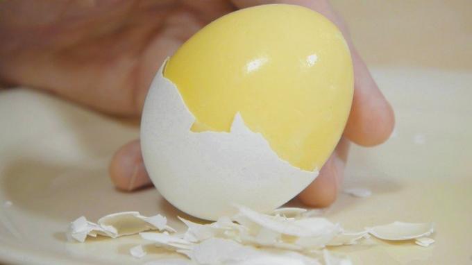 "Emas" telur, atau bagaimana membuat telur dadar tanpa memecahkan telur