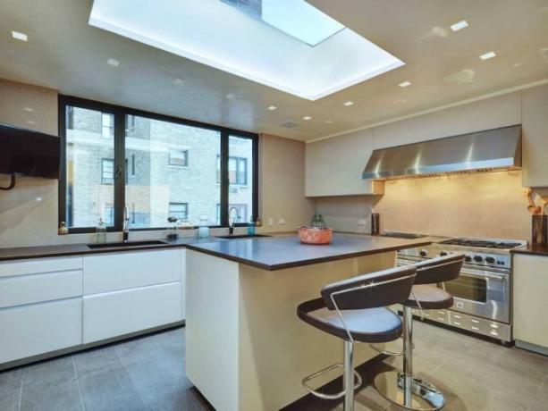 Dapur adalah pada tingkat kelima diterangi melalui langit-langit di atap dan dilengkapi dengan peralatan paling modern.