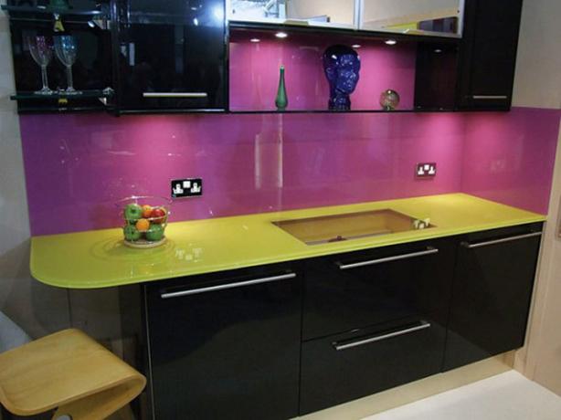 Dapur ungu (54 foto): petunjuk video untuk memasang dengan tangan Anda sendiri, wallpaper mana yang harus dipilih, kursi, kitchen set, sudut, desain, foto, dan harga
