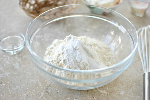 Baking powder segera menggabungkan dengan tepung. Ilustrasi untuk artikel ini diambil dari sumber-sumber publik