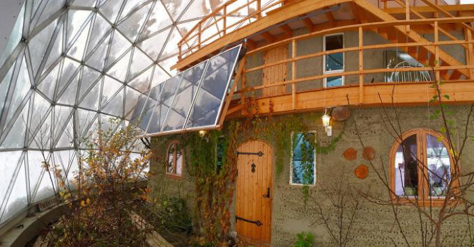 Keluarga dibangun sebuah rumah di Lingkaran Arktik, di mana panas di daerah tropis
