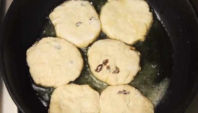 Fry keju pancake dalam wajan sampai berwarna cokelat keemasan.