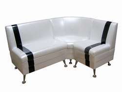 Sofa sudut putih terbuat dari bahan eco leather.