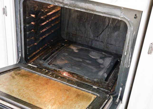 Terapkan agen pada permukaan bagian dalam oven