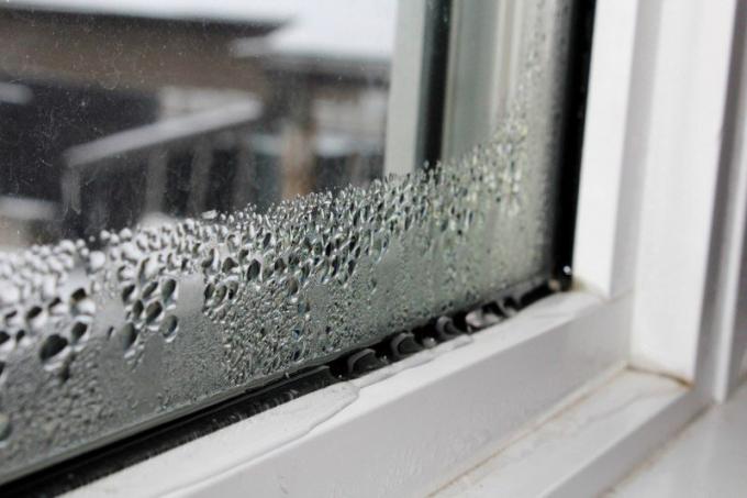 Bagaimana menyingkirkan kondensasi pada PVC jendela dan lembab di lereng