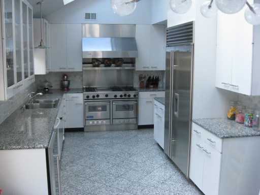 Foto menunjukkan opsi desain klasik: dapur abu-abu dan furnitur putih.