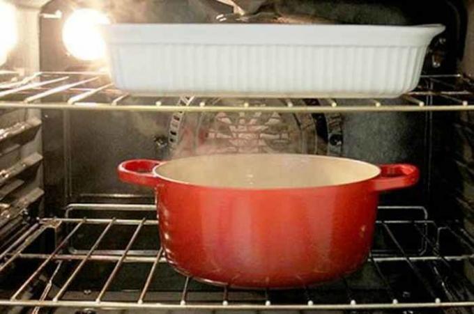Folk obat: Sebuah sederhana dan cara yang efektif untuk membersihkan oven dari minyak dan jelaga