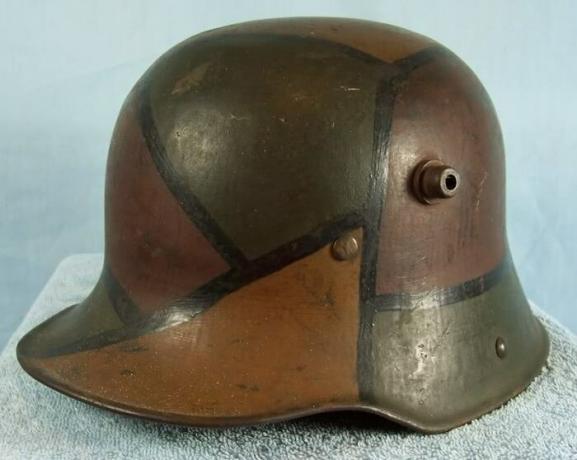 M16 helm di kamuflase livery selama Perang Dunia Pertama.