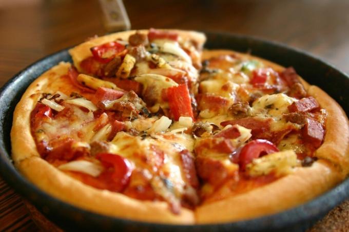 Pizza dalam panci selama 10 menit. Sebuah resep sederhana untuk lama tanpa bermain-main dengan tes