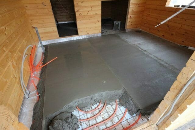 Untuk menciptakan suasana khusus dalam mandi modern adalah mungkin dengan cara pemanas di bawah lantai
