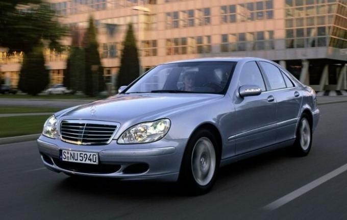 Mobil Mercedes-Benz S-Class 1998-2005 lebih dapat diandalkan dibandingkan pesaingnya. | Foto: avtorinok.ru.