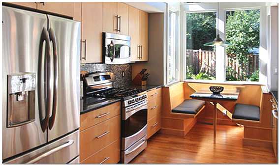 Bergabung dengan balkon ke dapur membebaskan ruang kerja dan memindahkan ruang makan ke luar dapur.
