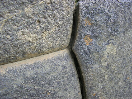Poligonal pasangan batu - Sumber: laiforum.ru