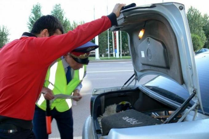 Mengapa tidak bisa membuka bagasi mobil di depan inspektur polisi lalu lintas: Apa yang perlu Anda ketahui tentang situasi ini