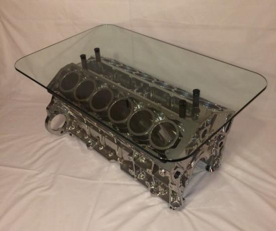 Motor blok silinder Jaguar V12, yang terbuat dari meja modis dan praktis.