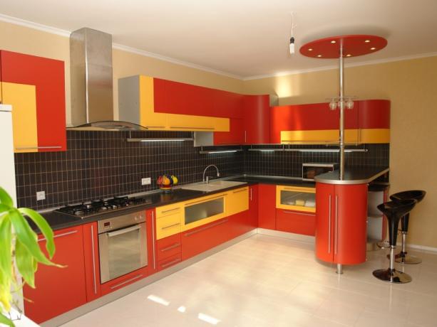 Dapur merah di bagian dalam (42 foto): petunjuk video untuk mendekorasi dapur dengan tangan, foto, dan harga Anda sendiri