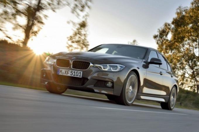 Populer Bavarian sedan BMW Seri 3 untuk tahun 2015. | Foto: cheatsheet.com.