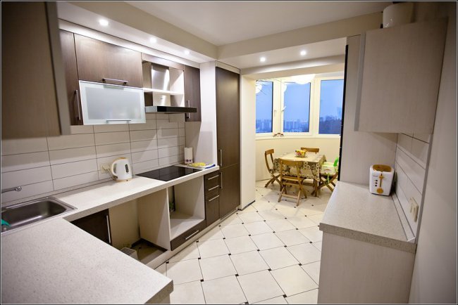 Contoh bagaimana menghubungkan dapur ke balkon dengan membongkar sepenuhnya dinding luar.