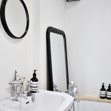 Bagaimana mengubah kamar mandi dengan bantuan cermin: 13 contoh