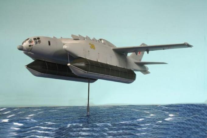 Memasang pelampung: VVA-14 melayang di atas air.