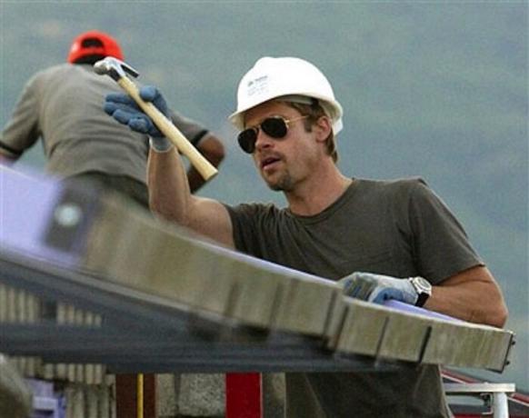 Brad Pitt membantu pembangun untuk mendirikan rumah yang terkena dampak.