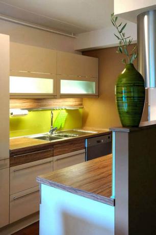 Desain interior dapur dapur kecil sama sekali tidak mengecualikan penggunaan elemen tambahan untuk menciptakan kenyamanan