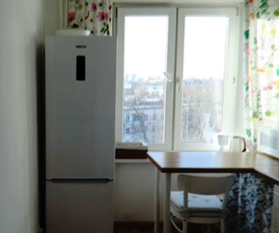 Dapur didekorasi dengan gaya minimalis putih. | Foto: youtube.com.