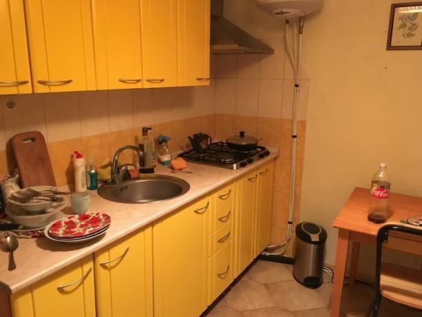 Dapur di apartemen Rusia berusia 32 tahun bernama Ivan.