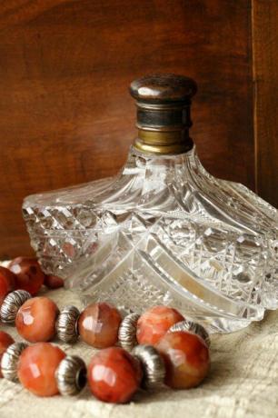 botol parfum lama: dan digunakan untuk menjadi jauh lebih heartier dari ini Anda "mewah" modern.