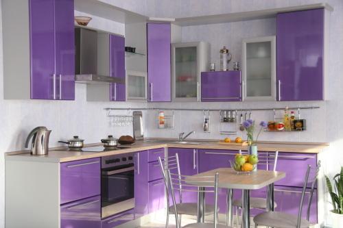 Skema warna ungu halus di bagian dalam dapur menciptakan perasaan nyaman dan membawa kedamaian