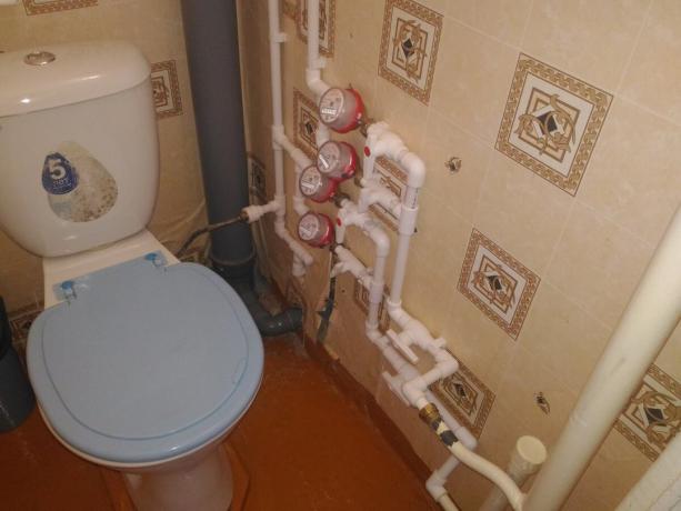 Tidak debit air panas dalam toilet. Tindakan tersebut dapat merusak pipa.