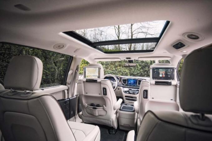 interior yang luas dari minivan Chrysler Pacifica. | Foto: motortrend.com.