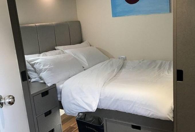Kamar tidur dilengkapi dengan penyimpanan yang luas.