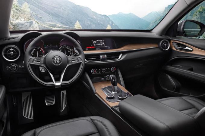 Alfa Romeo Stelvio Italia Crossover halus desain interior. | Foto: allcarz.ru.