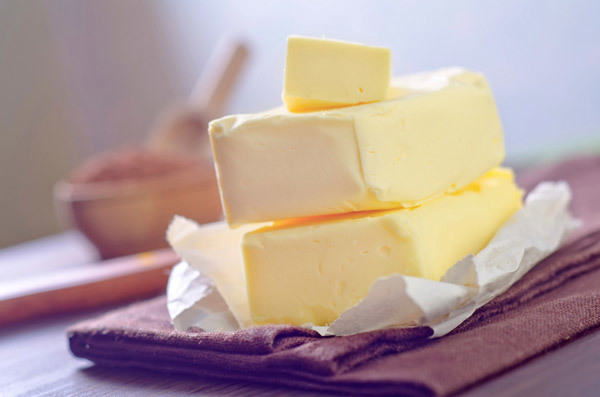 Cara menyimpan mentega di lemari es: umur simpan produk, apakah dibekukan, video dan foto
