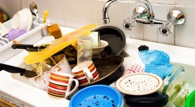 Wastafel nyonya rumah yang lalai selalu dikotori piring kotor, seperti di foto ini.