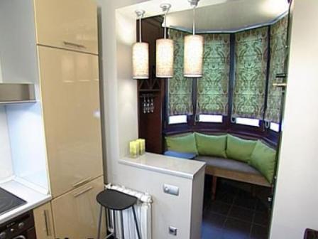 Dapur yang dikombinasikan dengan balkon memberi ruang tambahan untuk meja makan atau ruang duduk.