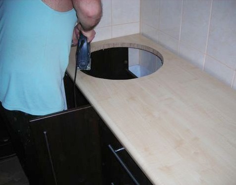 Potong lubang bak cuci dengan hati-hati.