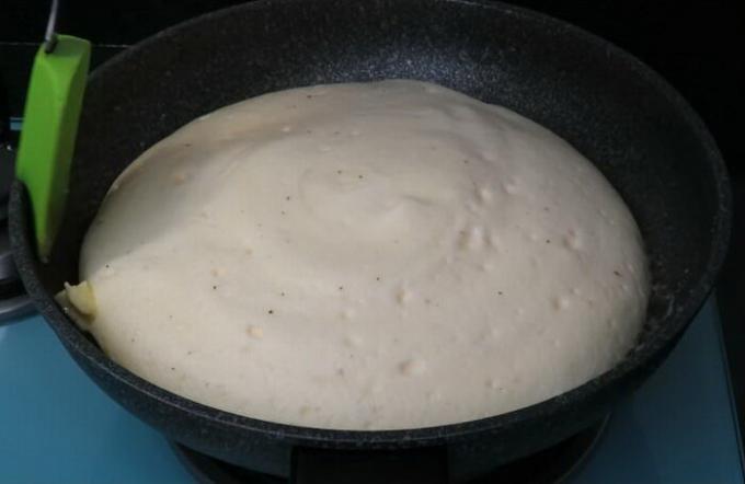 Setelah - tambahkan potongan mentega dalam panci dan goreng selama satu menit omelet lain tanpa tutup.