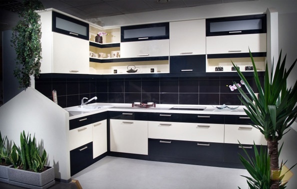 Dapur sudut hitam dan putih - catatan segar dalam interior yang ketat
