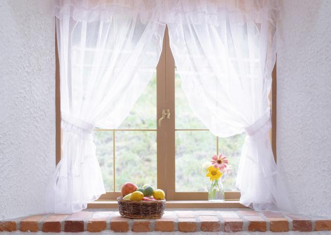 4 cara untuk mendekorasi jendela dapur Anda