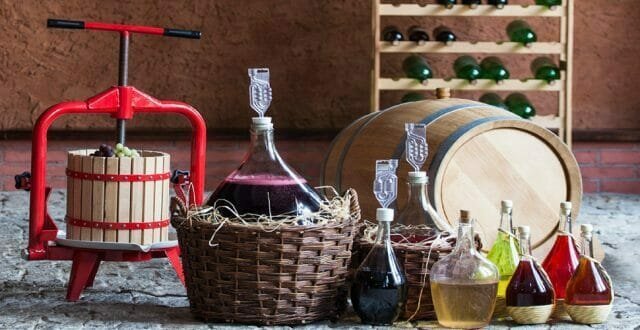 Bagaimana mempersiapkan anggur buatan dari anggur (merah atau putih)