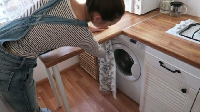 Mesin cuci berhasil menyembunyikan bawah meja di balik tirai. | Foto: cpykami.ru.