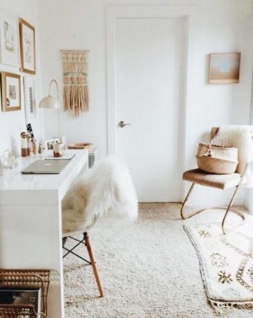 Kantor rumah dalam nuansa terang, meja dipoles putih, macrame, permadani kecil, barang anyaman