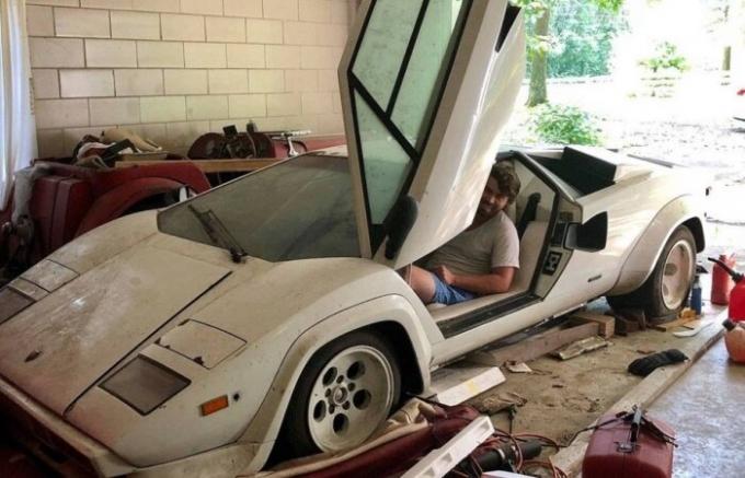 Cucu telah dihapus di garasi neneknya dan menemukan Lamborghini Countach