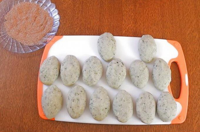 Fishcakes perlu roll di remah roti sebelum menggoreng atau dedak.