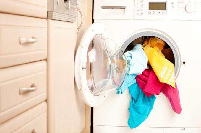 Mengapa kita perlu kain basah selama mencuci di mesin-mesin: trick dari ibu rumah tangga yang berpengalaman