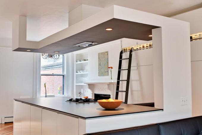 Transisi eternit, seperti pada foto, sering digunakan untuk meningkatkan zonasi di dapur yang dikombinasikan dengan ruangan lain