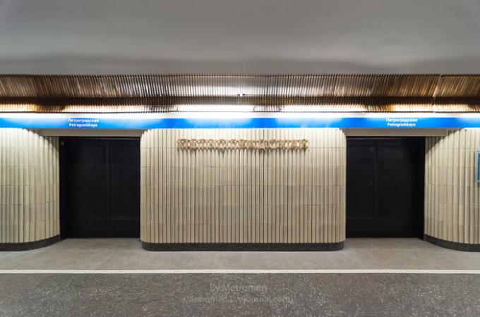 Mengapa di stasiun metro St Petersburg dibangun dengan pintu pada platform